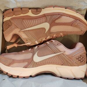Nike Men's Sneakers in Pink and Cream